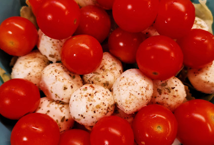 Фото шага рецепта Итальянский овощной салат с моцареллой 151940 шаг 5  