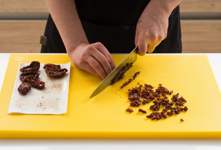 Фото шага рецепта Итальянский салат с тунцом и белой фасолью 152051 шаг 1  