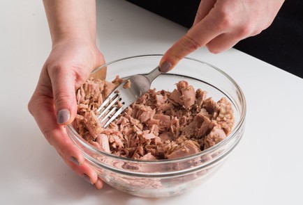 Фото шага рецепта Итальянский салат с тунцом и белой фасолью 152051 шаг 4  