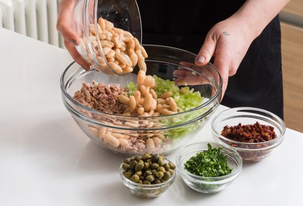 Фото шага рецепта Итальянский салат с тунцом и белой фасолью 152051 шаг 6  