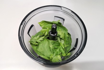 Фото шага рецепта Итальянский соус песто с базиликом 139749 шаг 6