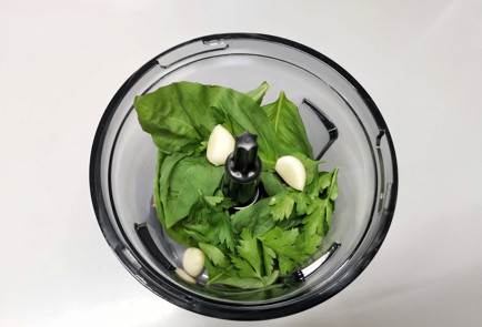 Фото шага рецепта Итальянский соус песто с базиликом 139749 шаг 7