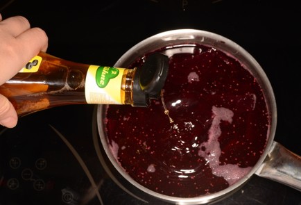 Фото шага рецепта Яйца маринованные в свекольном соке 49928 шаг 2  