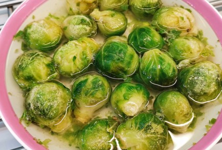 Фото шага рецепта Жареная брюссельская капуста с беконом и сыром 152748 шаг 1  