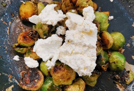 Фото шага рецепта Жареная брюссельская капуста с беконом и сыром 152748 шаг 10  