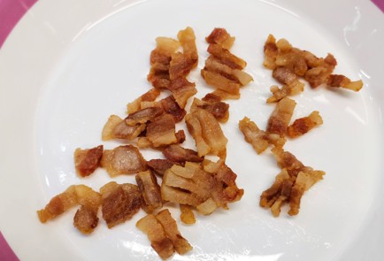 Фото шага рецепта Жареная брюссельская капуста с беконом и сыром 152748 шаг 4  