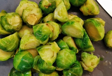 Фото шага рецепта Жареная брюссельская капуста с беконом и сыром 152748 шаг 5  