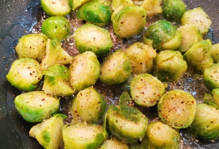 Фото шага рецепта Жареная брюссельская капуста с беконом и сыром 152748 шаг 6  