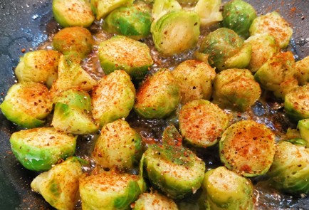 Фото шага рецепта Жареная брюссельская капуста с беконом и сыром 152748 шаг 7  