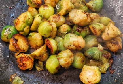 Фото шага рецепта Жареная брюссельская капуста с беконом и сыром 152748 шаг 8  