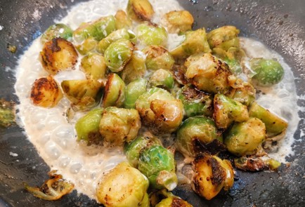 Фото шага рецепта Жареная брюссельская капуста с беконом и сыром 152748 шаг 9  