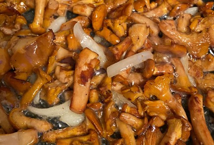 Фото шага рецепта Жареная картошка с лисичками 151353 шаг 3