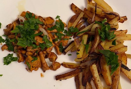 Фото шага рецепта Жареная картошка с лисичками 151353 шаг 4