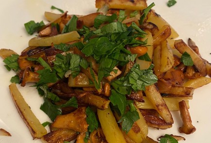 Фото шага рецепта Жареная картошка с лисичками 151353 шаг 5