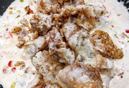 Фото шага рецепта Жареная кетотреска с овощами и сливками 153091 шаг 11  