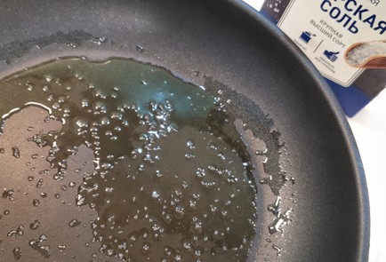 Фото шага рецепта Жареная кетотреска с овощами и сливками 153091 шаг 2  