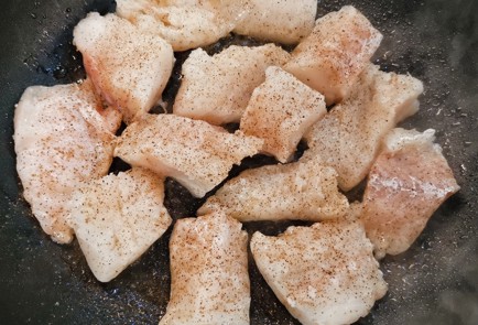 Фото шага рецепта Жареная кетотреска с овощами и сливками 153091 шаг 3  