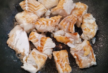 Фото шага рецепта Жареная кетотреска с овощами и сливками 153091 шаг 4  