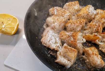 Фото шага рецепта Жареная кетотреска с овощами и сливками 153091 шаг 5  