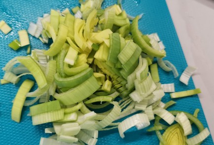 Фото шага рецепта Жареная кетотреска с овощами и сливками 153091 шаг 7  