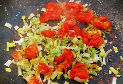 Фото шага рецепта Жареная кетотреска с овощами и сливками 153091 шаг 9  