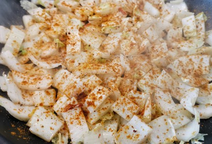 Фото шага рецепта Жареная пекинская капуста карри 152649 шаг 5  