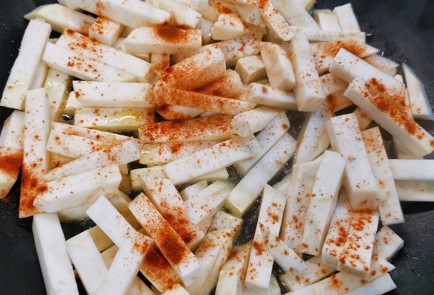 Фото шага рецепта Корень сельдерея жаренный с паприкой 153088 шаг 5  