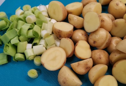 Фото шага рецепта Жареный молодой картофель со спаржей 152346 шаг 2