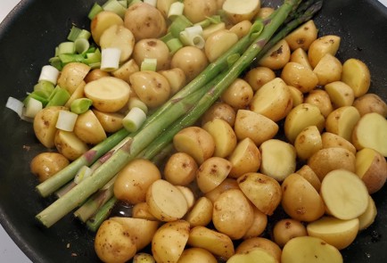 Фото шага рецепта Жареный молодой картофель со спаржей 152346 шаг 3