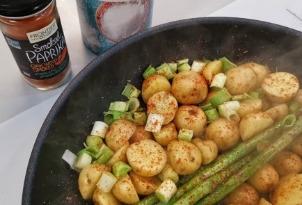 Фото шага рецепта Жареный молодой картофель со спаржей 152346 шаг 4