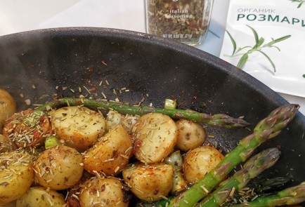 Фото шага рецепта Жареный молодой картофель со спаржей 152346 шаг 5