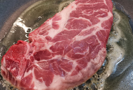 Фото шага рецепта Жареный стейк из мраморной свинины 152012 шаг 2  
