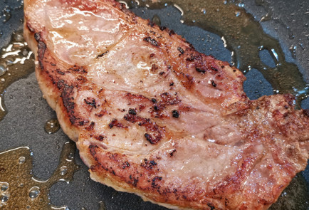 Фото шага рецепта Жареный стейк из мраморной свинины 152012 шаг 3  