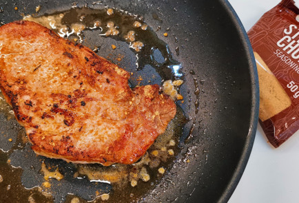 Фото шага рецепта Жареный стейк из мраморной свинины 152012 шаг 4  