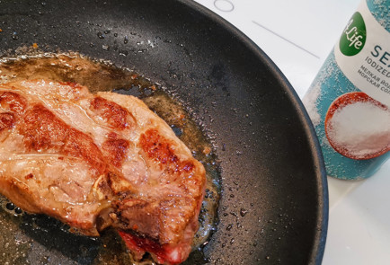 Фото шага рецепта Жареный стейк из мраморной свинины 152012 шаг 5  