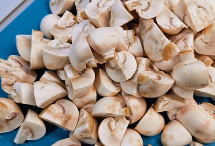 Фото шага рецепта Жареные грибы со сливками и сыром 152574 шаг 2  