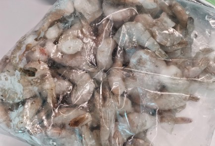 Фото шага рецепта Жареные креветки в базиликовом соусе 152580 шаг 1