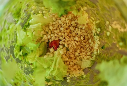 Фото шага рецепта Жареные креветки в базиликовом соусе 152580 шаг 10