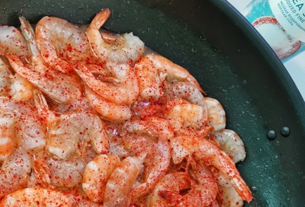 Фото шага рецепта Жареные креветки в базиликовом соусе 152580 шаг 13