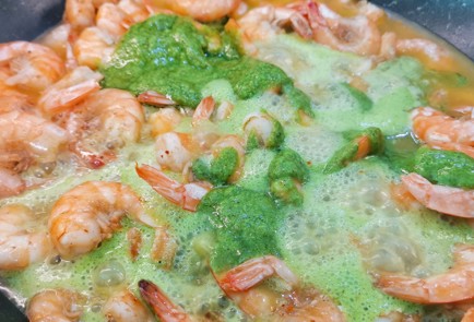 Фото шага рецепта Жареные креветки в базиликовом соусе 152580 шаг 14