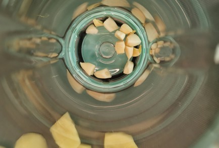 Фото шага рецепта Жареные креветки в базиликовом соусе 152580 шаг 4