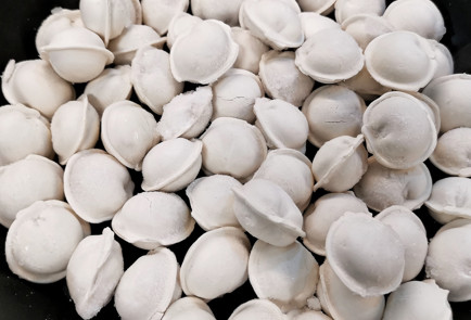 Фото шага рецепта Жареные пельмени с чесночной сметаной 151498 шаг 2  