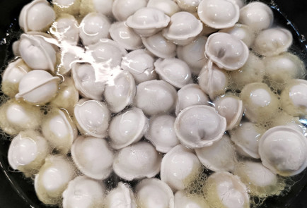 Фото шага рецепта Жареные пельмени с чесночной сметаной 151498 шаг 3  