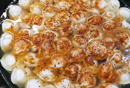 Фото шага рецепта Жареные пельмени с чесночной сметаной 151498 шаг 4  