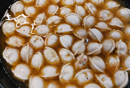 Фото шага рецепта Жареные пельмени с чесночной сметаной 151498 шаг 5  