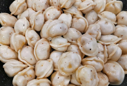 Фото шага рецепта Жареные пельмени с чесночной сметаной 151498 шаг 7  