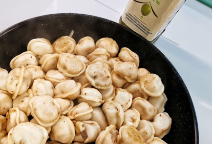 Фото шага рецепта Жареные пельмени с чесночной сметаной 151498 шаг 8  