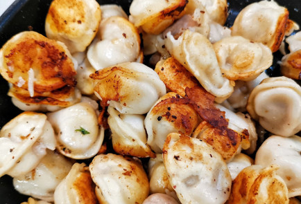 Фото шага рецепта Жареные пельмени с чесночной сметаной 151498 шаг 9  