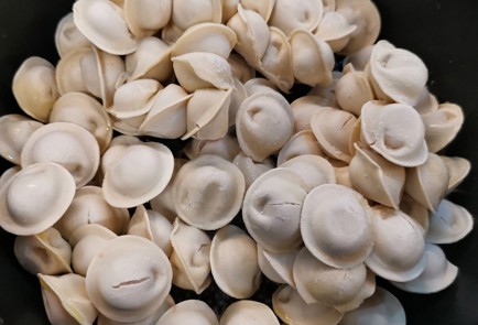 Фото шага рецепта Жареные пельмени с карри и шафраном 153014 шаг 2  