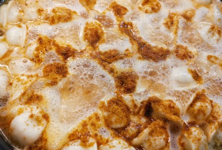 Фото шага рецепта Жареные пельмени с карри и шафраном 153014 шаг 7  